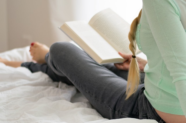 Ergonomic Relaxation: Reading in Bed Without Hurting Your Back